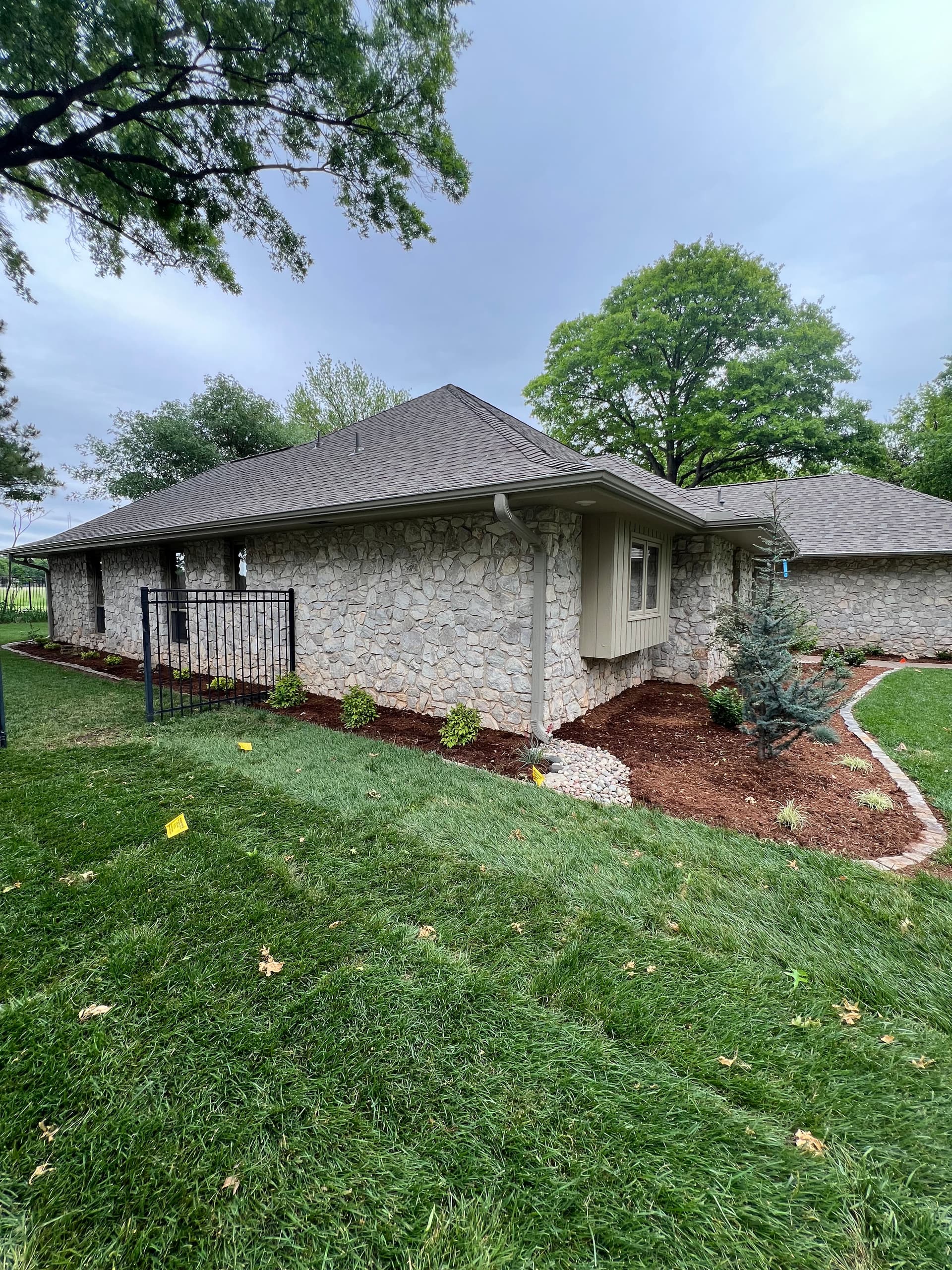 Gallery photos for Fresh Bed Design and Low-Maintenance Planting Overhaul: Image #2